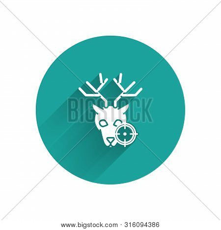 White Hunt On Deer With Crosshairs Icon Isolated With Long Shadow. Hunting Club Logo With Deer And T