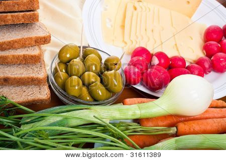 Taze sebze, zeytin, peynir ve ekmek