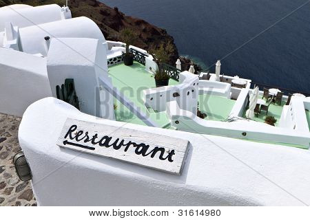 Tradycyjną restaurację na wyspie Santorini w Grecji