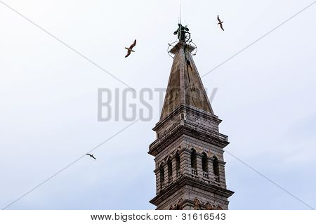 Campana de la iglesia de torre de Saint Eufemia en Rovinj, Croacia