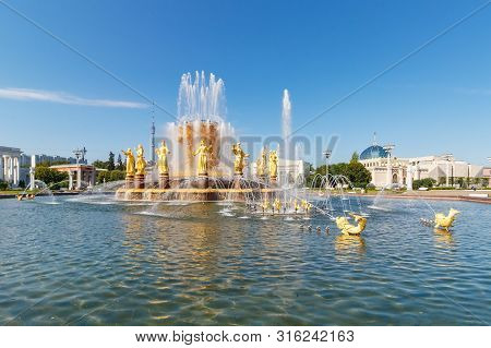 Moscow, Russia - July 22, 2019: Architecture Of Vdnh Park. Working Fountain Friendship Of Peoples In