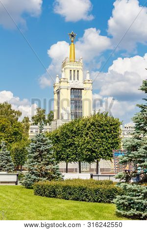 Moscow, Russia - July 22, 2019: Vdnh Architecture. Vdnh Park In Moscow At Sunny Summer Morning