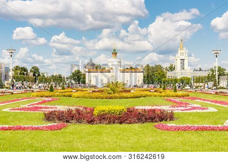 Moscow, Russia - July 22, 2019: Panorama Of Main Alley With Green Lawn Of Vdnh Park In Moscow At Sun