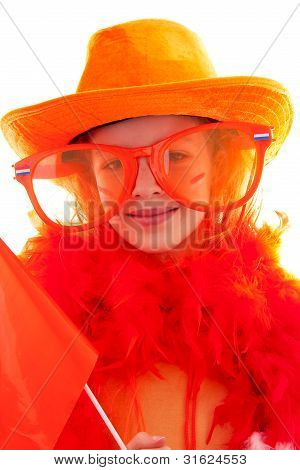 Tyttö poseeraa oranssi asu jalkapallopelissä tai Hollannin Queensday