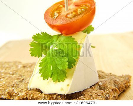Cracker med blød ost, tomat og persille