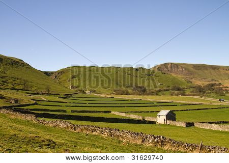 Widoki do kamieniołomu w Castleton na w Dales