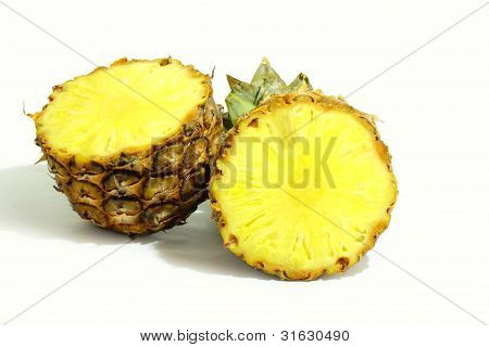 Dividido en dos pedazos de piña