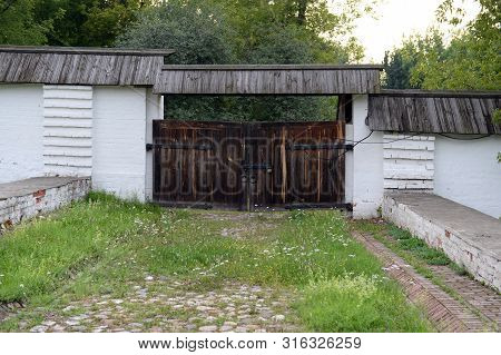 Moscow, Russia - July 14, 2018:old Wooden Gate In The Sovereign Courtyard Of The Moscow Estate Kolom