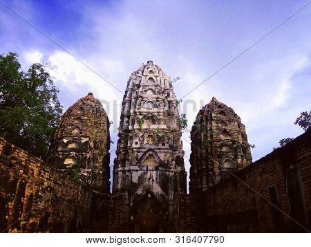 Wat Si Sawai Is At The South Of Wat Mahathat .the Mainhistoric Sites Include The Three Prangs Or Stu
