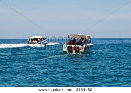 Két motorcsónakok gőz el