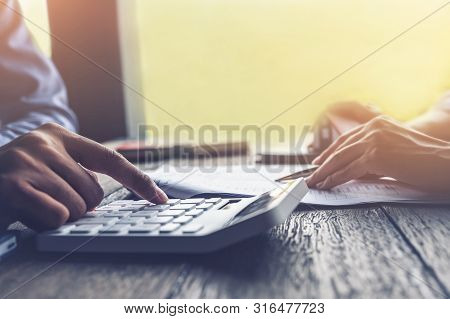 Loan Agreement, Real Estate Agent Or Bank Officer Describes The Loan Interest To The Customer, Along