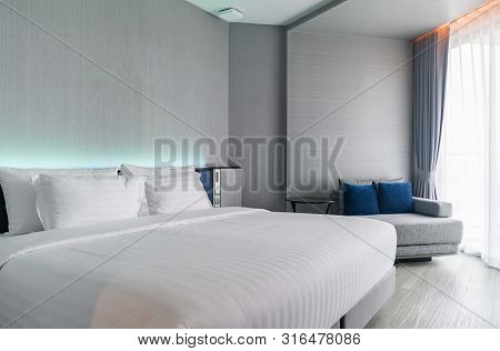 A Luxury Modern Style Bedroom : Hotel Room Interio