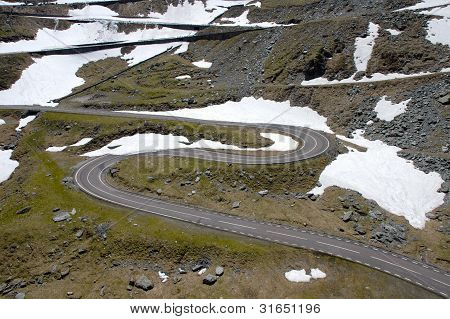 Transfagarasan mutkaista tietä Fagaras vuoria, Romania