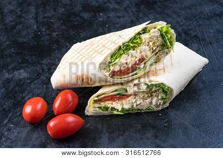 Shawarma Sandwich Gyroscope Fresh Roll Of Lavash Lavash Chicken Beef Shawarma Falafel Recipe Tin Eat