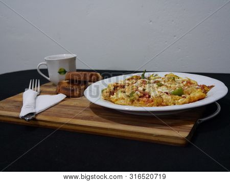Kahvaltı Tabağında Omlet Ve Kızarmış Ekmekler, Kahve