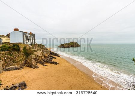 Tenby, Castle Beach And St Catherines Island, In Wales.