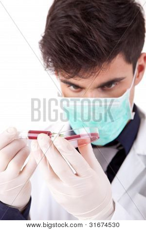 Joven científico en el laboratorio