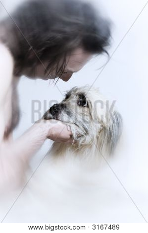 Giovane uomo e cane Labrit