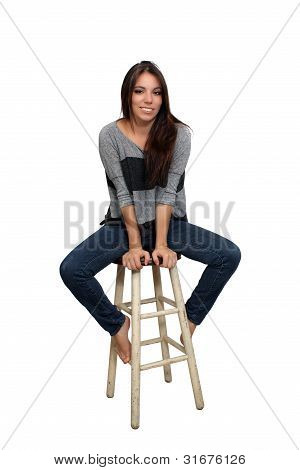 Morena casual em uma banqueta