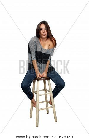 Morena casual em uma banqueta