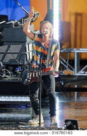 NEW YORK - AUG 9: Keith Urban performs on ABC's 