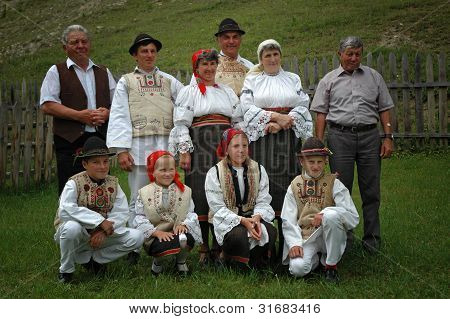 Danseurs en vêtements traditionnels