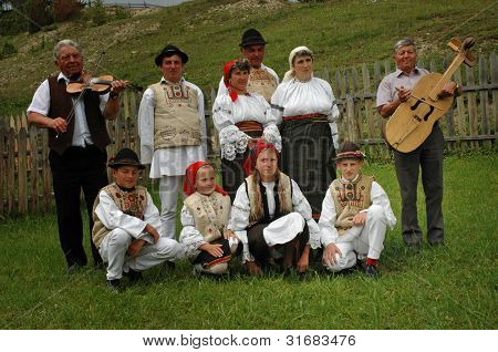 Danseurs en vêtements traditionnels