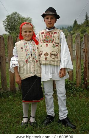 Danseurs en vêtements traditionnels