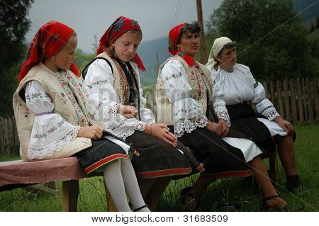 Danseurs en vêtements traditionnels