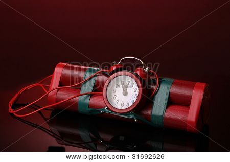 Timebomb изготовлены из динамита на красном фоне