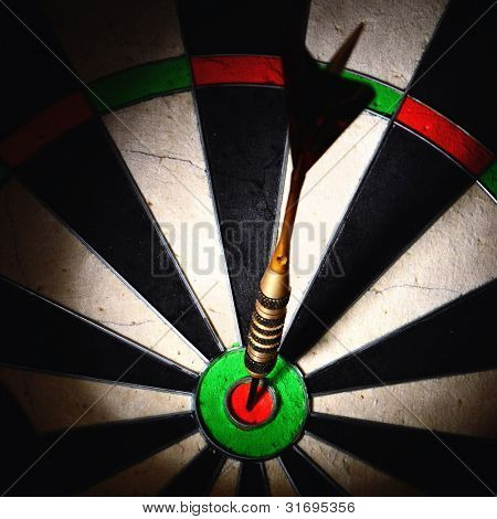 ダーツ ブルのターゲットをヒット