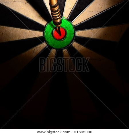 ダーツ ブルのターゲットをヒット