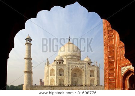 Taj Mahal beyaz mermer mezar.