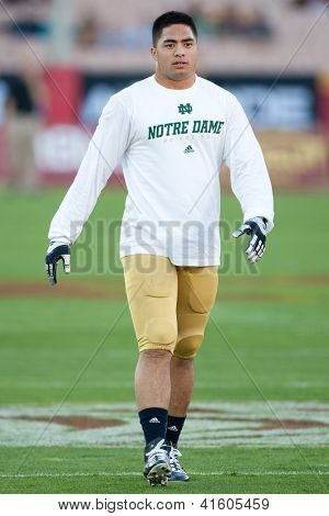 ลอสแองเจลิส - 24 พฤศจิกายน: Manti Te'o #5 ของดามต่อสู้ไอริชก่อน g ฟุตบอล NCAA