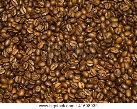 Kávová zrna jako pozadí s dvěma šálky na Espresso
