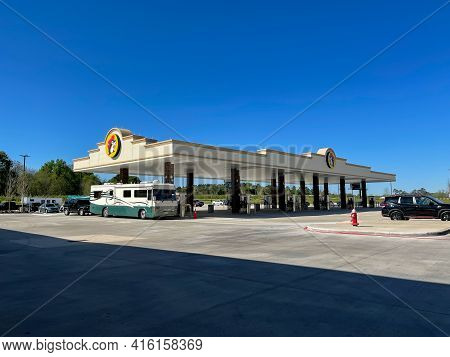 Fort Valley, Ga Usa-march 29, 2021: The Exterior Of A Buc Ees Gas Station, Fast Food Restaurant, And