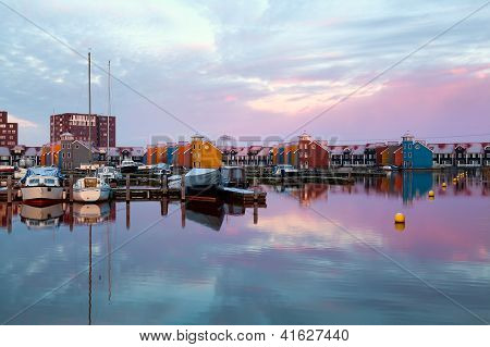 Reitdiephaven 在格罗宁根戏剧性日出