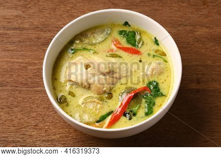 Chicken Drumstick Green Curry In Round Bowl