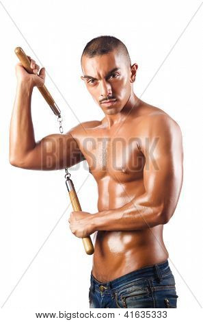 Mand i kampsport koncept med nunchucks