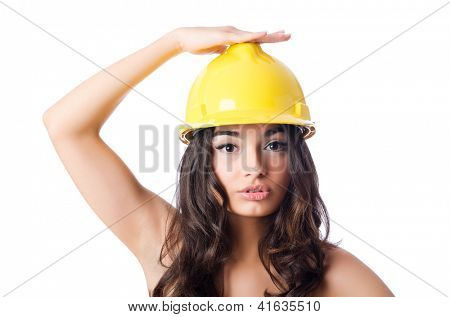 Jovem mulher com hellow capacete branco