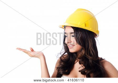 Jovem mulher com hellow capacete branco