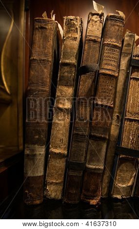 หนังสือโบราณในแถว