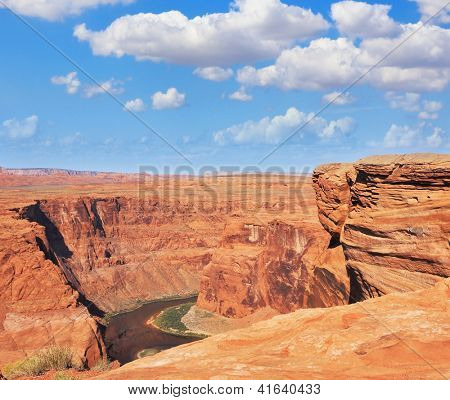 Professioneller Fotograf fotografiert, liegend auf einem steilen und gefährlichen Ufer des Colorado River. T