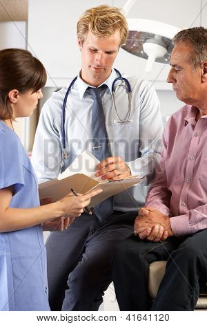 Paciente masculino, siendo examinado por el médico y pasante