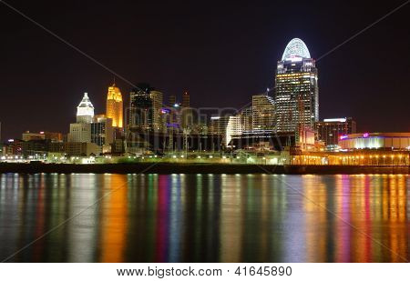 Redakční Cincinnati Ohio v noci