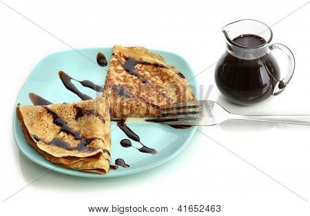 หวาน pancakes บนแผ่นกับนมข้นที่แยกต่างหากบนพื้นสีขาว
