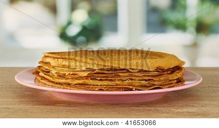 หวาน pancakes ในจานบนโต๊ะในห้องครัว