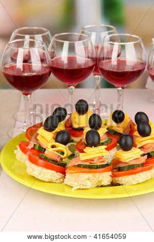 Canapés e vinhos no restaurante