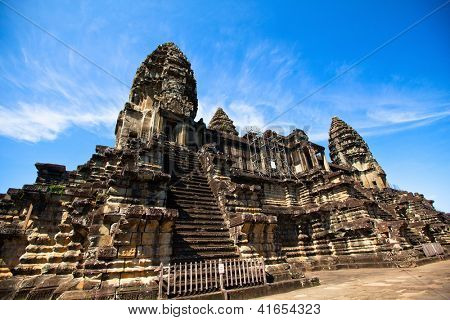 SIEM REAP, Kambodža - DEC 13: Angkor Wat - je památky největší hinduistický chrám složité a náboženské Ameri