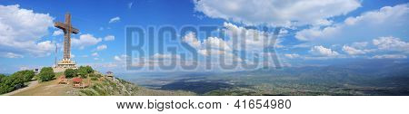 Panorama muy detallada del Milenio Cruz en el monte Vodno en Skopje, Macedonia